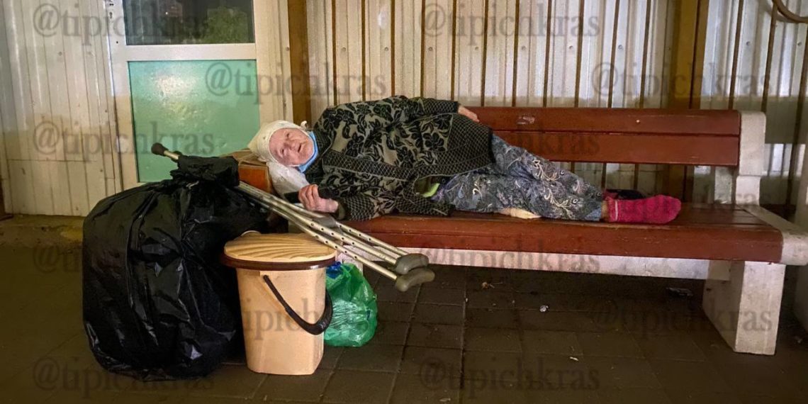 Врачи оставили больную 83-летнюю бабушку умирать на улице в Краснодаре