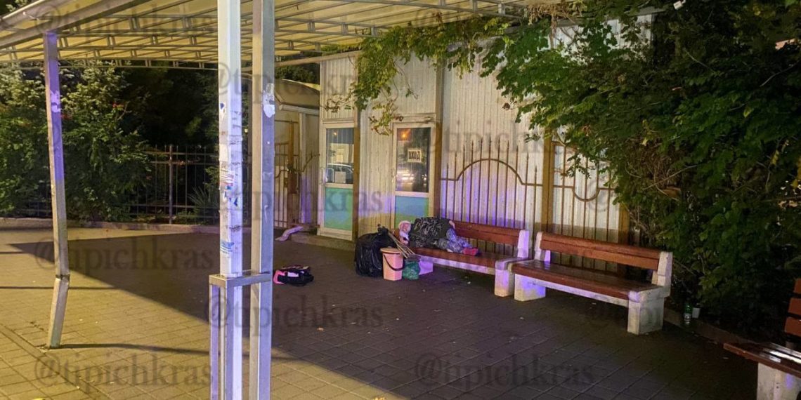Врачи оставили больную 83-летнюю бабушку умирать на улице в Краснодаре