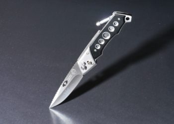 В подъезде в Новороссийске лежал полуголый мужчина с ножом