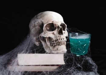 Глаза съели черви: разложившийся женский труп в обнимку с коньяком нашли в Сочи