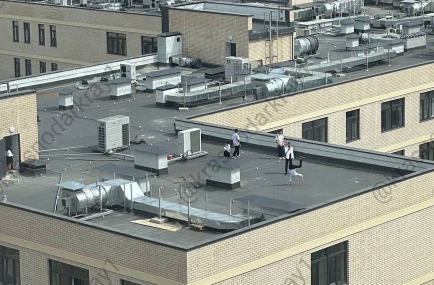 В День знаний дети выполняли трюки на крыше школы в Краснодаре