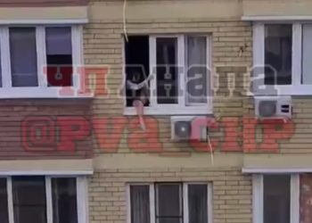 В Анапе школьницы вылезали за окно многоэтажки