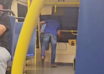 В Краснодаре пассажиру трамвая разбили нос за то, что он чихнул