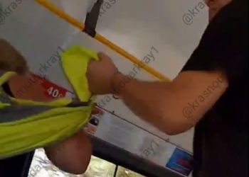 В Краснодаре двое мужчин напали на кондуктора в трамвае