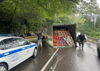 Из-за опрокинувшегося грузовика с картошкой в Сочи перекрыли трассу