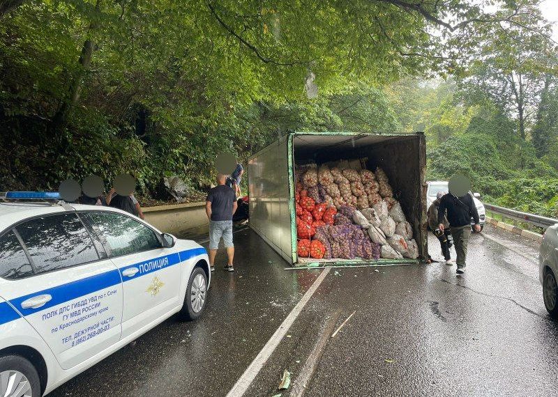 Из-за опрокинувшегося грузовика с картошкой в Сочи перекрыли трассу
