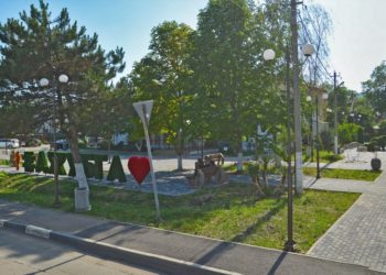 По администрации Джубги разгуливала полуголая девушка