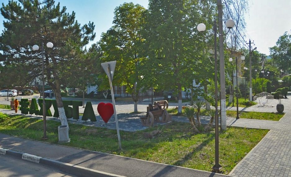 По администрации Джубги разгуливала полуголая девушка