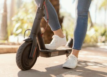 В Сочи возбудили дело после наезда на женщину несовершеннолетних на самокате