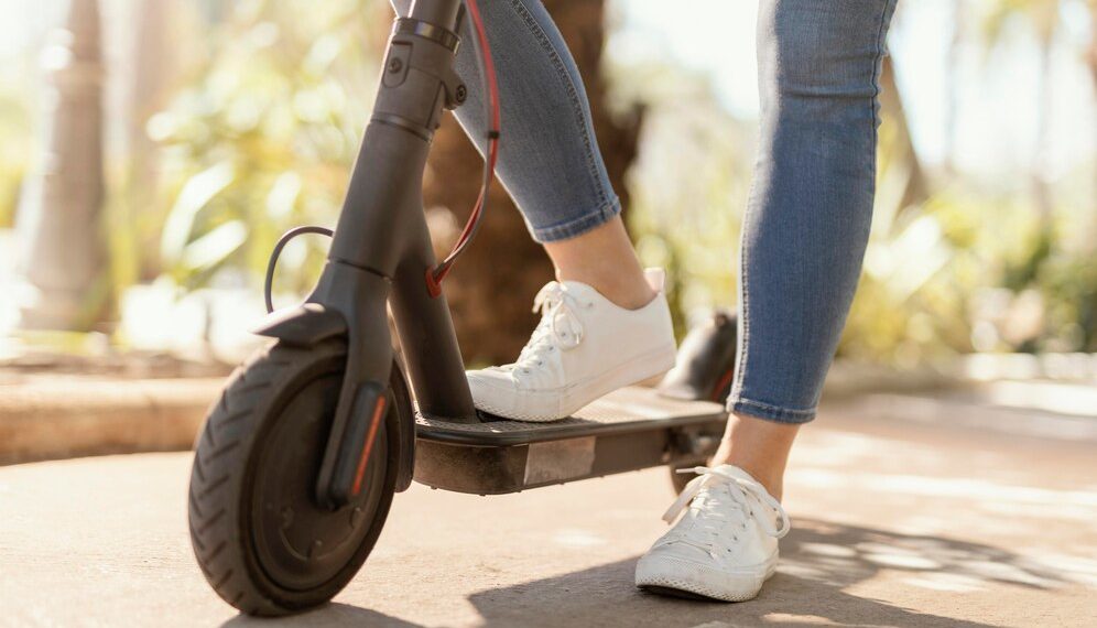 В Сочи возбудили дело после наезда на женщину несовершеннолетних на самокате