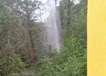 Возле детского сада в Сочи из-под земли бьет фонтан