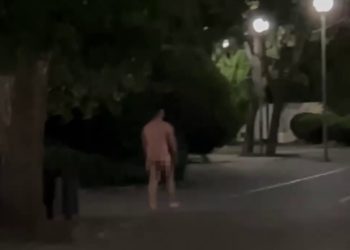 По набережной в Анапе разгуливал голый мужчина