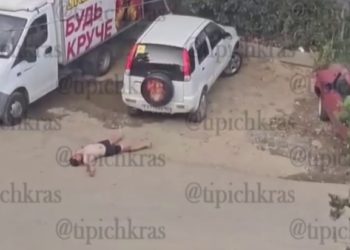 В Сочи мужчина бил автомобили и кидал в людей камни