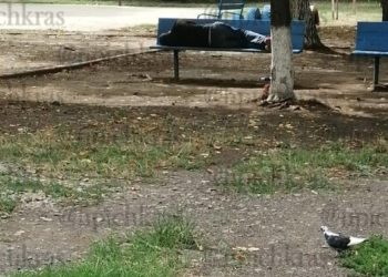 В Краснодаре спавший на лавочке мужчина оказался мертв