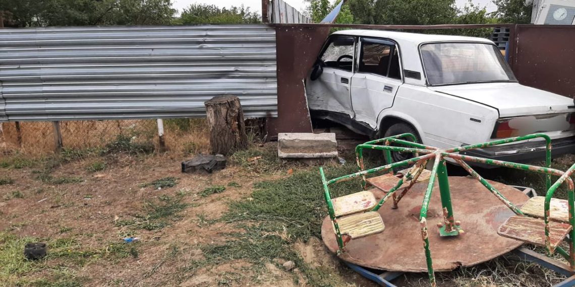 Авто с мертвым водителем въехало в толпу малышей на детской площадке на Кубани