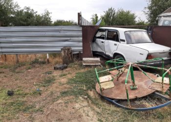 Авто с мертвым водителем въехало в толпу малышей на детской площадке на Кубани