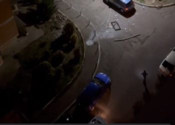 В Краснодаре ветром вырвало окно многоэтажки