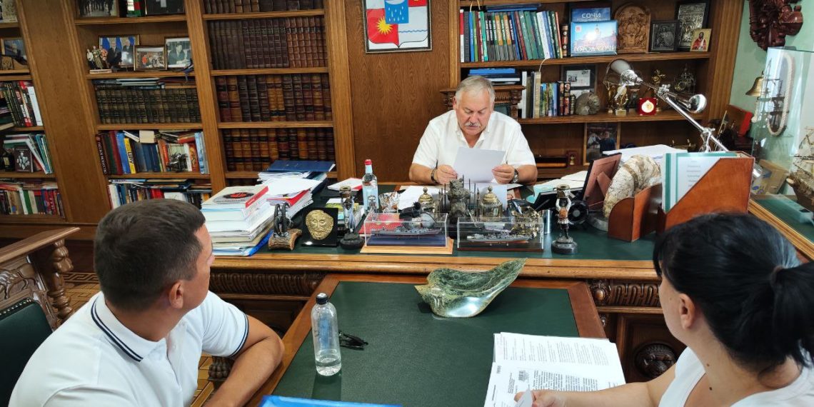 Константин Затулин обсудил с сочинцами проблемы с жильем и землей