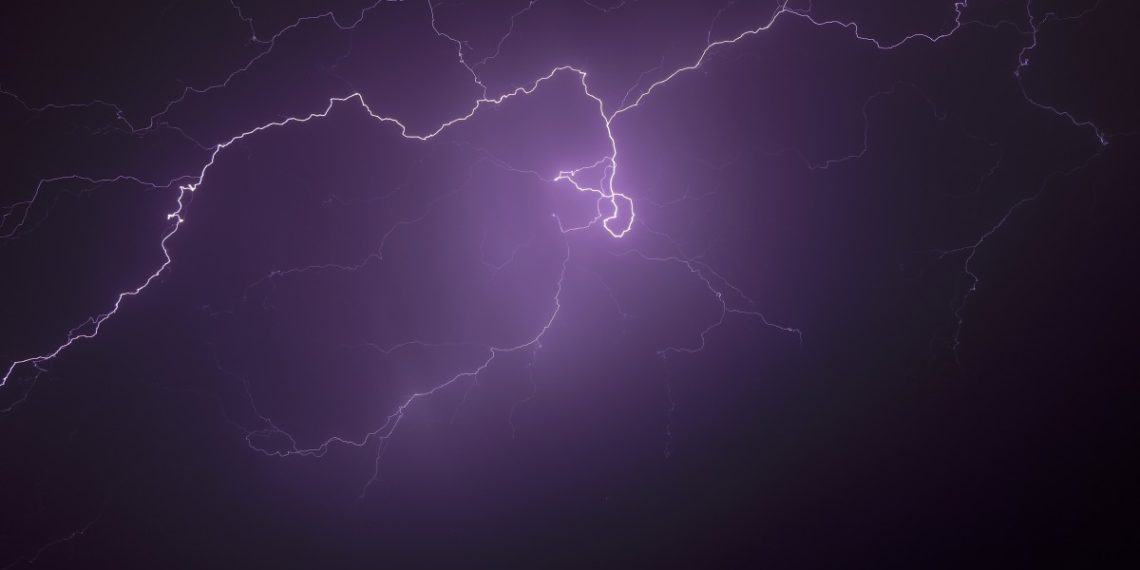 В Анапе девушку чуть не убила молния