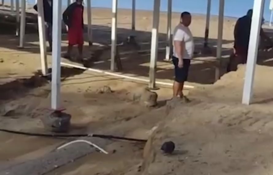 В Геленджике ливень смыл часть пляжа