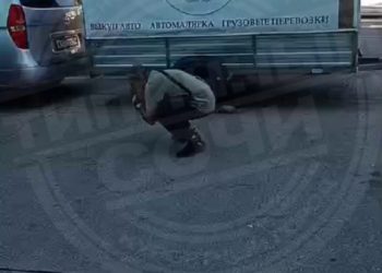 В Сочи мужчина танцевал и бросался под машины