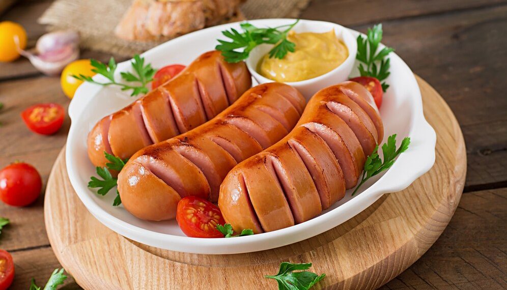 Порадуют вкусом: жителям Краснодарского края назвали лучшие марки сосисок