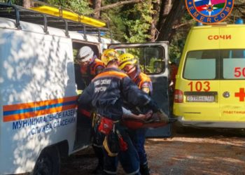 В Сочи спасатели из “заброшки” вынесли девочку с распоротой ногой
