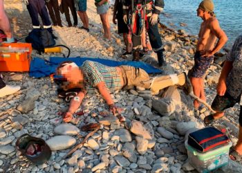 В Геленджике турист пытался удержаться за корягу и сорвался со скалы