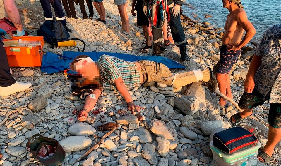 В Геленджике турист пытался удержаться за корягу и сорвался со скалы