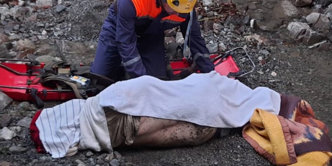 В Сочи мужчина упал с четырехметровой стены и чуть не захлебнулся