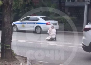 В Сочи женщина танцевала на дороге среди проезжающих машин