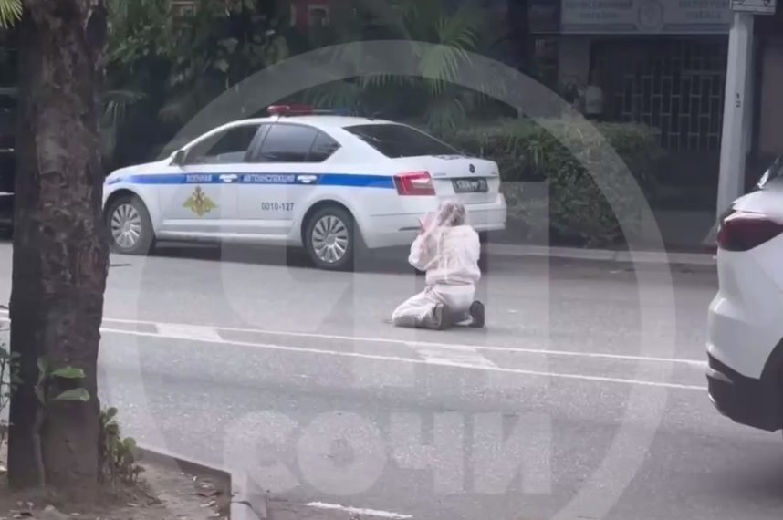 В Сочи женщина танцевала на дороге среди проезжающих машин