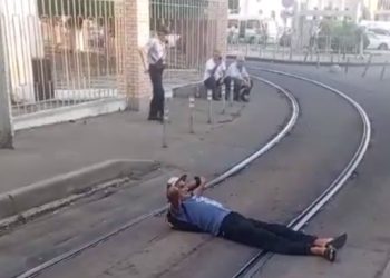 В Краснодаре мужчина лежал на путях и не пропускал трамвай