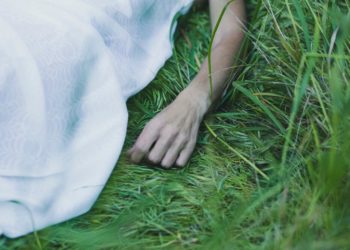 Очевидец: тело девушки с выколотыми глазами обнаружили на улице в Сочи