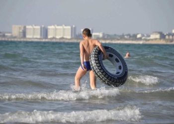 В Анапе запретили использовать надувные матрасы и круги