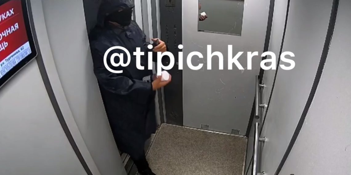 В Краснодаре мужчина в маске ограбил и избил двух пенсионеров-инвалидов