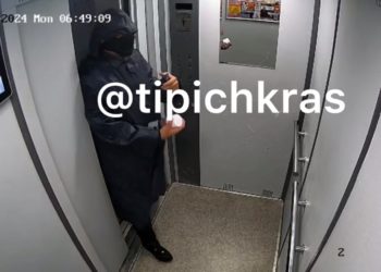 В Краснодаре мужчина в маске ограбил и избил двух пенсионеров-инвалидов