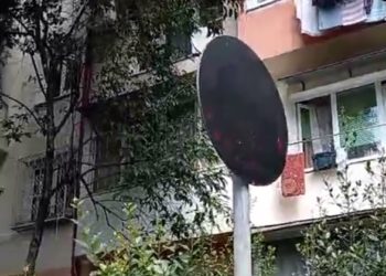 В Сочи неизвестные закрасили черной краской знак «кирпич»