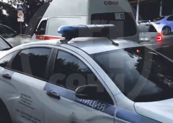 В Сочи мужчина зарезал двух человек и выпал с четвертого этажа