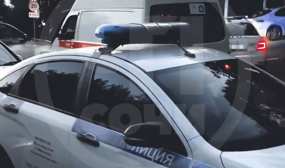 В Сочи мужчина зарезал двух человек и выпал с четвертого этажа