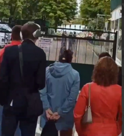 Мужчина с ножом напугал студентов и их родителей в колледже Краснодара