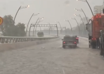 В Сочи центральные улицы затопил мощный ливень с градом