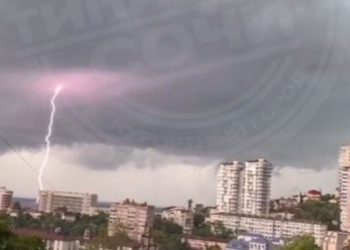 В Сочи сняли на видео, как молния несколько раз ударила в одно место