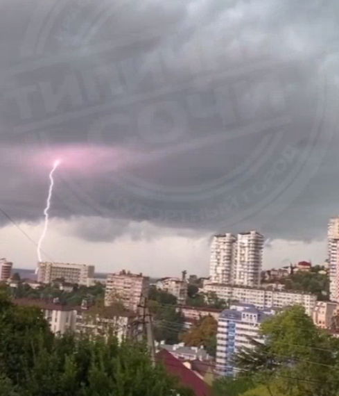В Сочи сняли на видео, как молния несколько раз ударила в одно место