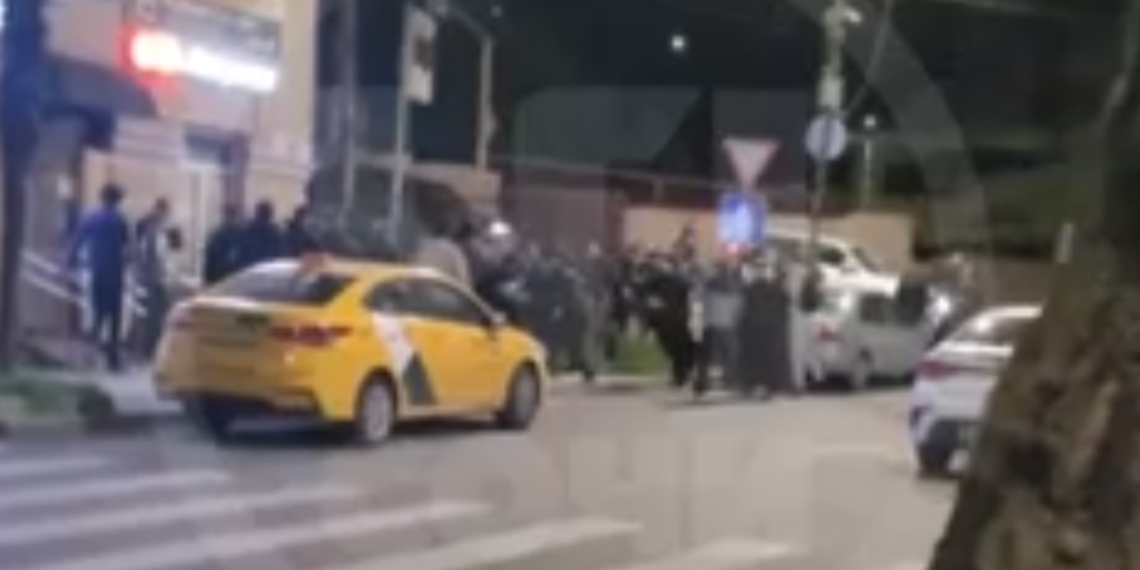 В Сочи толпой избили двух парней