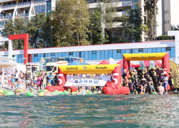 В Сочи более 400 человек приняли участие в фестивале плавания