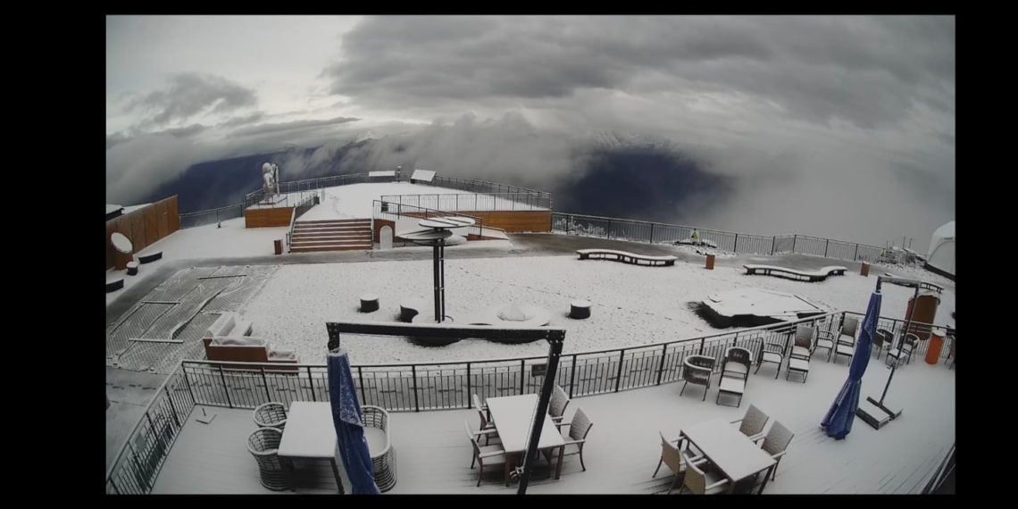 На курорте Роза Хутор выпал первый предсезонный снег