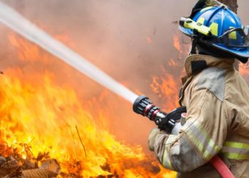 В Ейском районе Кубани оцепили горящие на 800 “квадратах” складские помещения