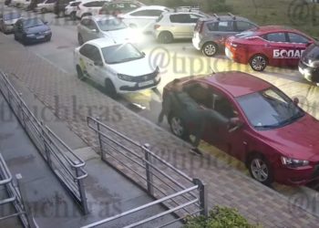 В Краснодаре мужчина пинал припаркованные машины