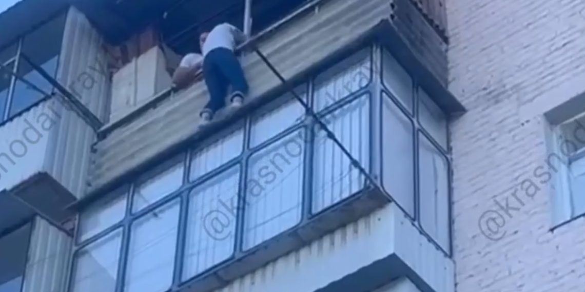 В Краснодарском крае девушка чуть не упала с пятого этажа